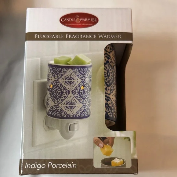 Pluggable Fragrance Warmer - Blue Pattern wax not included. - Picture 4 of 5